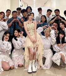 韩国美女明星iu李智恩印尼雅加达活动和小朋友学生合影美照
