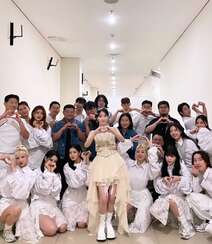 韩国美女明星iu李智恩印尼雅加达活动和小朋友学生合影美照组图6