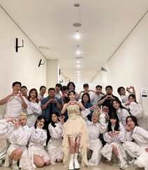 韩国美女明星iu李智恩印尼雅加达活动和小朋友学生合影美照组图3