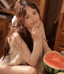 夏日，自家书房快乐吃西瓜的漂亮女生高清写真图片组图3