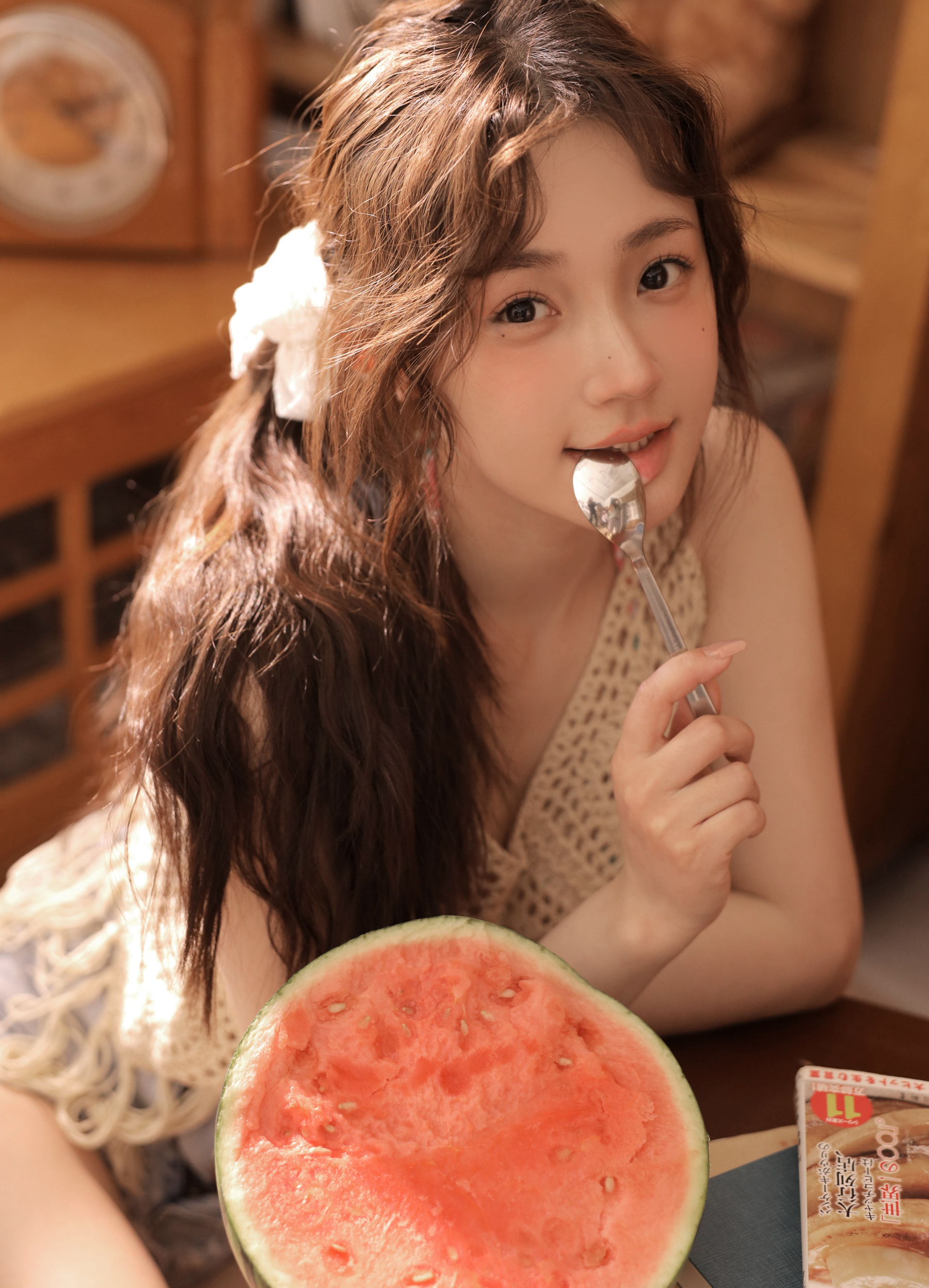 夏日，自家书房快乐吃西瓜的漂亮女生高清写真图片套图1
