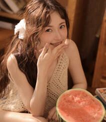 夏日，自家书房快乐吃西瓜的漂亮女生高清写真图片组图5