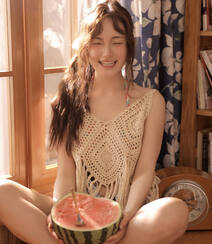 夏日，自家书房快乐吃西瓜的漂亮女生高清写真图片组图8