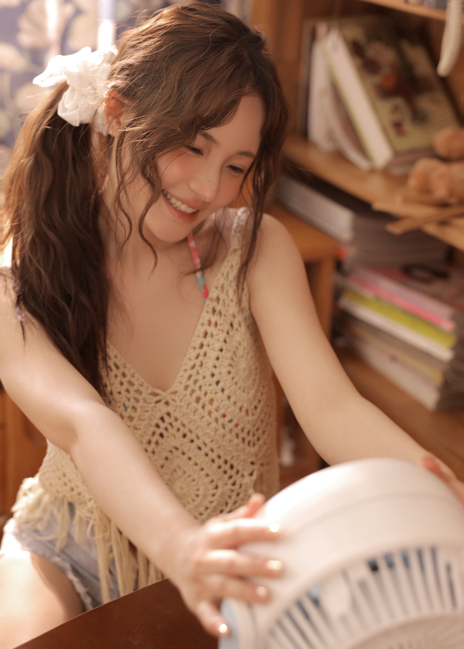 夏日，自家书房快乐吃西瓜的漂亮女生高清写真图片图片