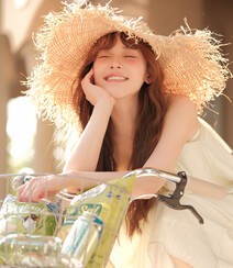 笑容灿烂的骑行美女小姐姐，阳光下，头戴草帽，清纯笑容超甜户外写真图片组图2