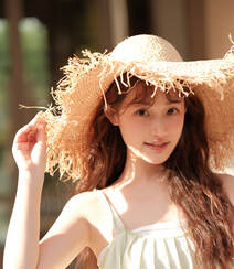 笑容灿烂的骑行美女小姐姐，阳光下，头戴草帽，清纯笑容超甜户外写真图片组图5
