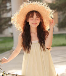 笑容灿烂的骑行美女小姐姐，阳光下，头戴草帽，清纯笑容超甜户外写真图片组图4