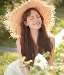 笑容灿烂的骑行美女小姐姐，阳光下，头戴草帽，清纯笑容超甜户外写真图片组图7
