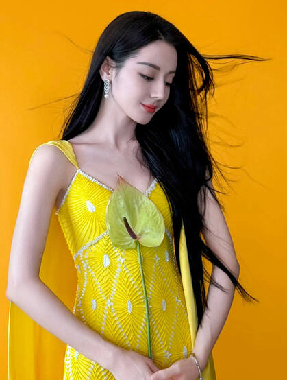 迪丽热巴超性感黄色深V长裙穿搭尽显完美身材美胸写真套图