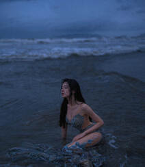 傍晚，寂静海边的美人鱼裙装美女性感魅惑户外人像摄影写真图片组图4