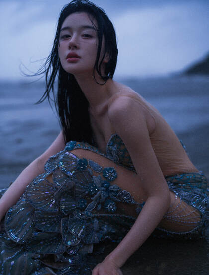 傍晚，寂静海边的美人鱼裙装美女性感魅惑户外人像摄影写真图片