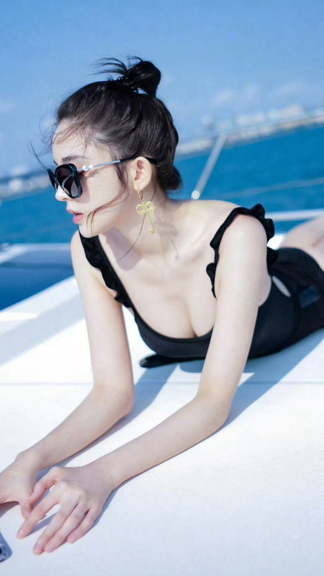 古力娜扎黑色吊带比基尼搭配墨镜显完美身材海上游艇手机壁纸图片第1张壁纸