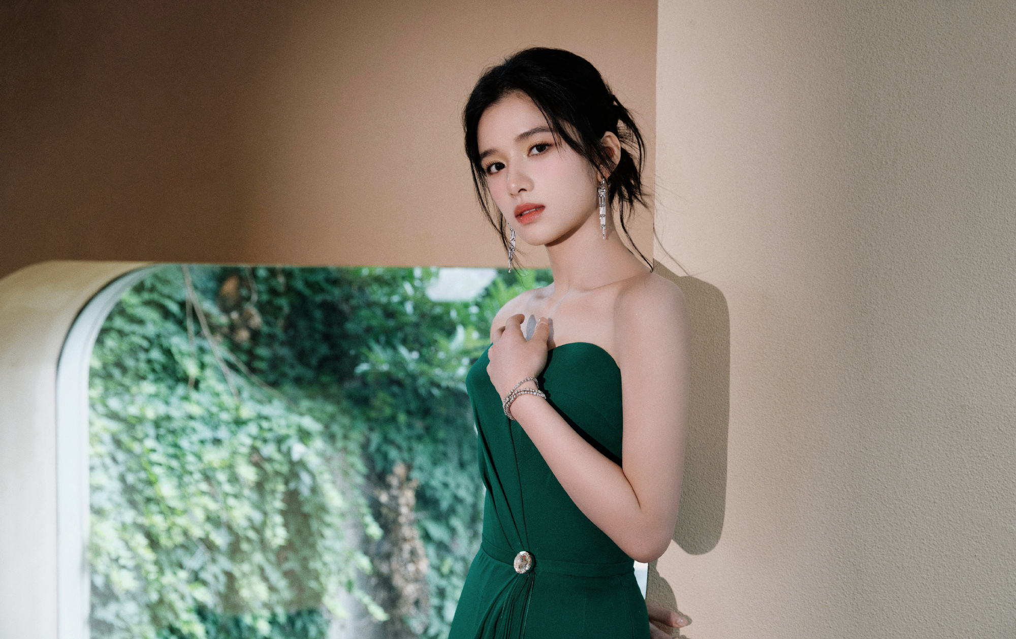 不加修饰的美，张婧仪紧身抹胸绿裙穿搭超美有气质写真图片图片