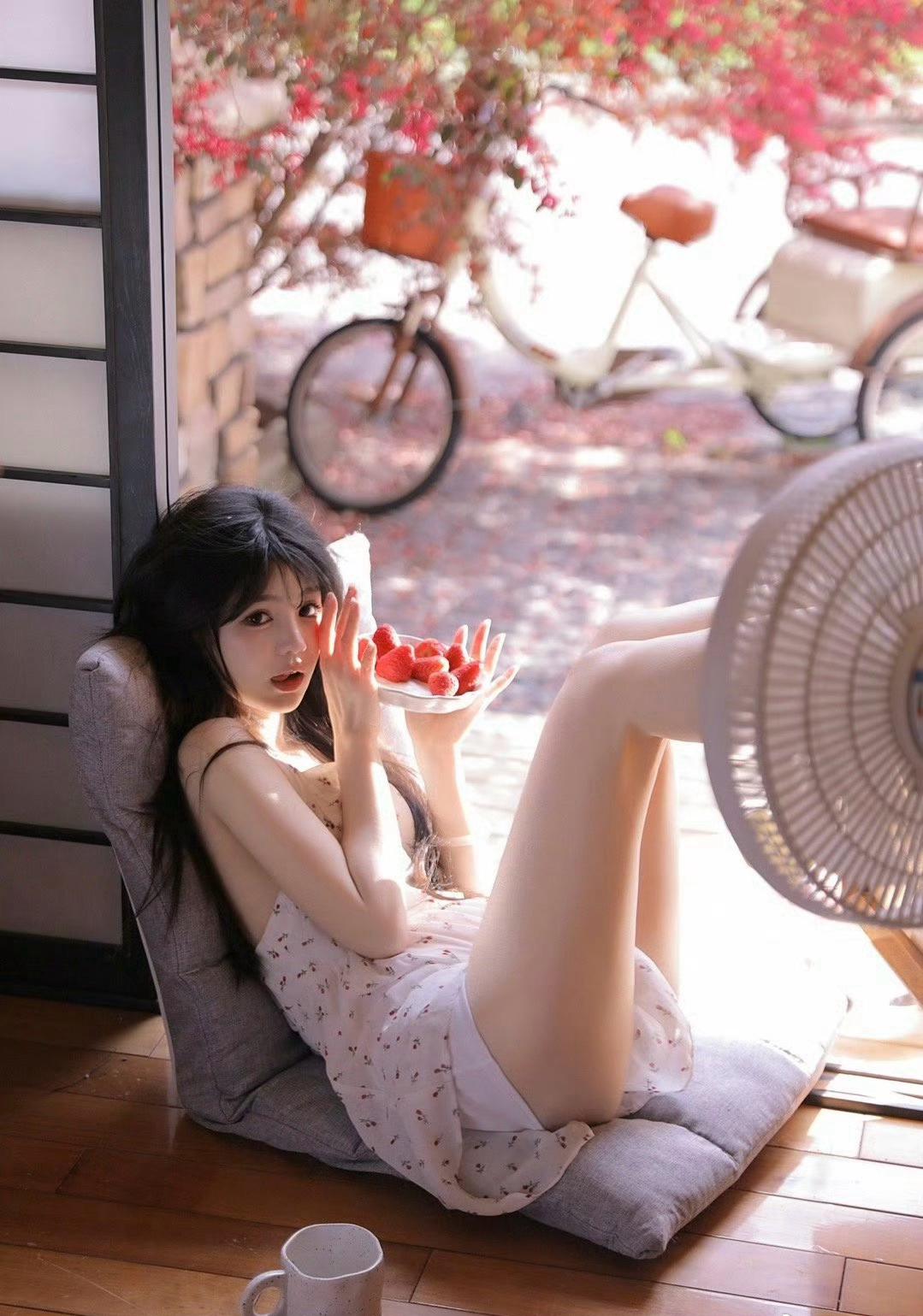 惬意的夏日午后，穿着小碎花白裙的甜美可人高颜值美女慵懒写真图集套图2