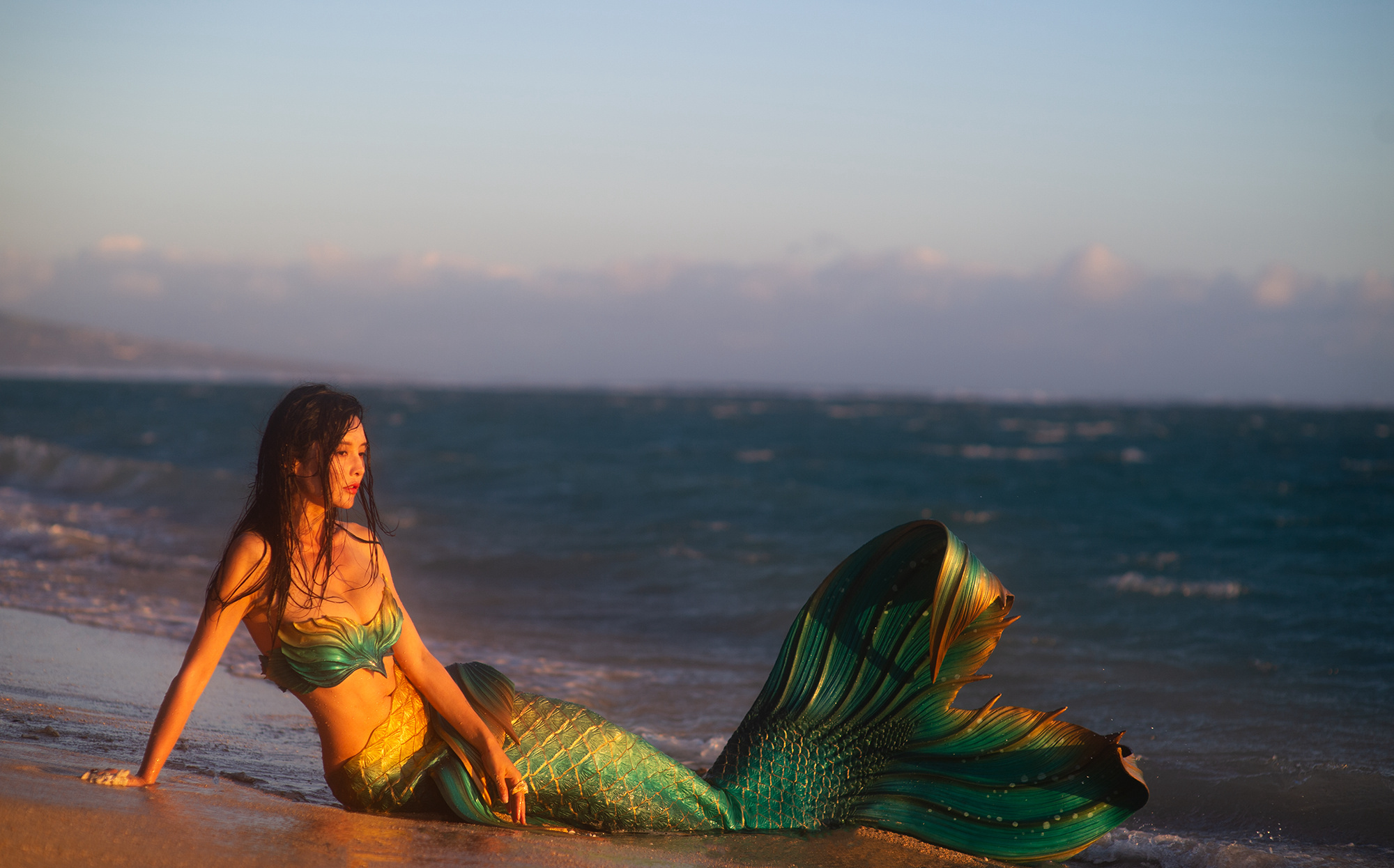 海边美人鱼装扮的性感长发美女模特暖阳下魅力写真图片图片