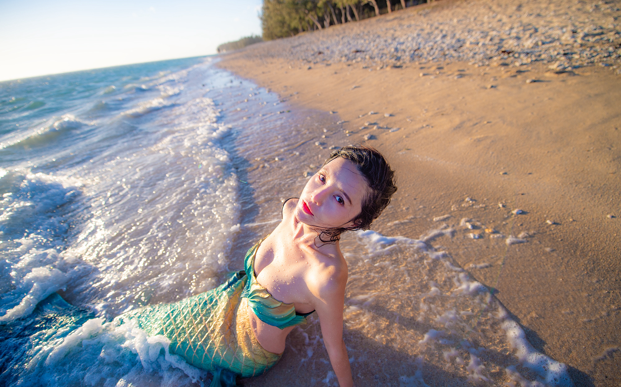 海边美人鱼装扮的性感长发美女模特暖阳下魅力写真图片图片