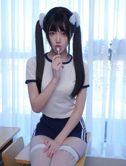 双马尾长发美少女学生运动装短裤白袜紧身穿搭可爱私房写真图片