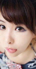 可爱大眼搞怪女生