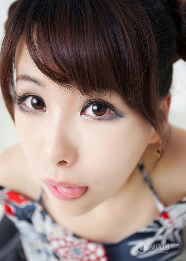 可爱大眼搞怪女生