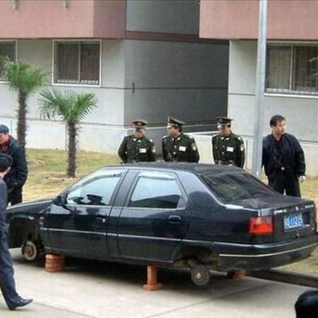 一早醒来车子只剩车架了