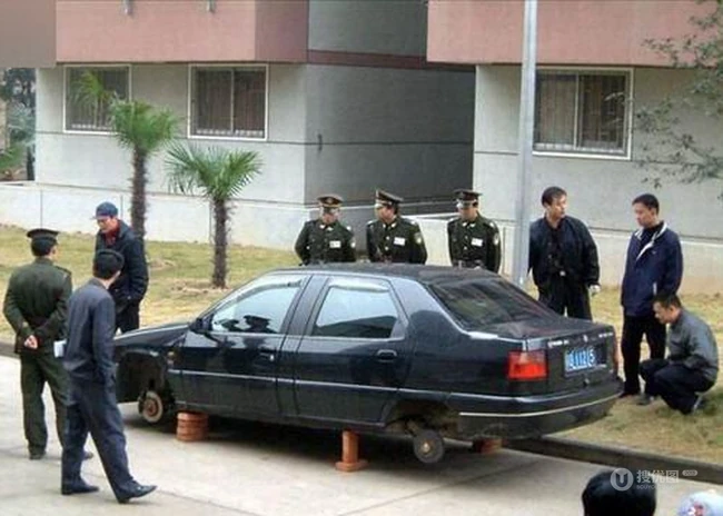 一早醒来车子只剩车架了