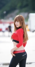 韩国模特黄美姬，红衣赛车显优雅身形