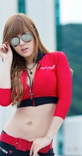 韩国模特黄美姬，红衣赛车显优雅身形