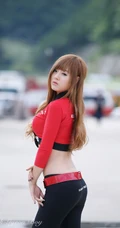 韩国模特黄美姬，红衣赛车显优雅身形