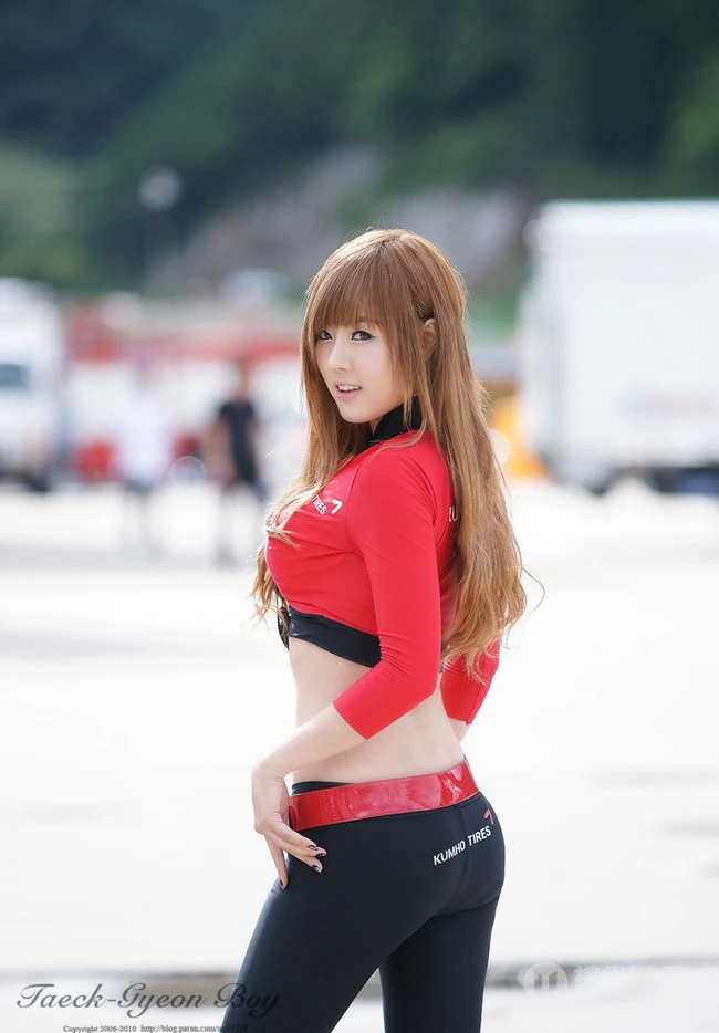 韩国模特黄美姬，红衣赛车显优雅身形