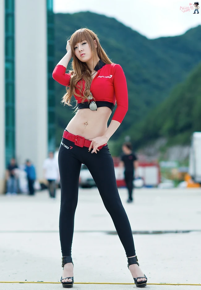 韩国模特黄美姬，红衣赛车显优雅身形