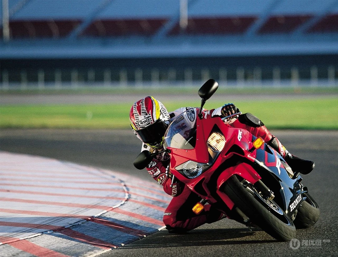 赛场上摩托车手桌面壁纸下载