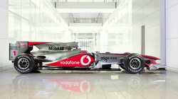 F1赛车展览吸引众人围观