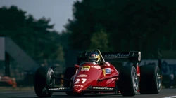 F1赛车展览吸引众人围观