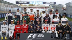 F1赛车展览吸引众人围观