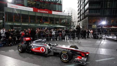 F1赛车展览吸引众人围观