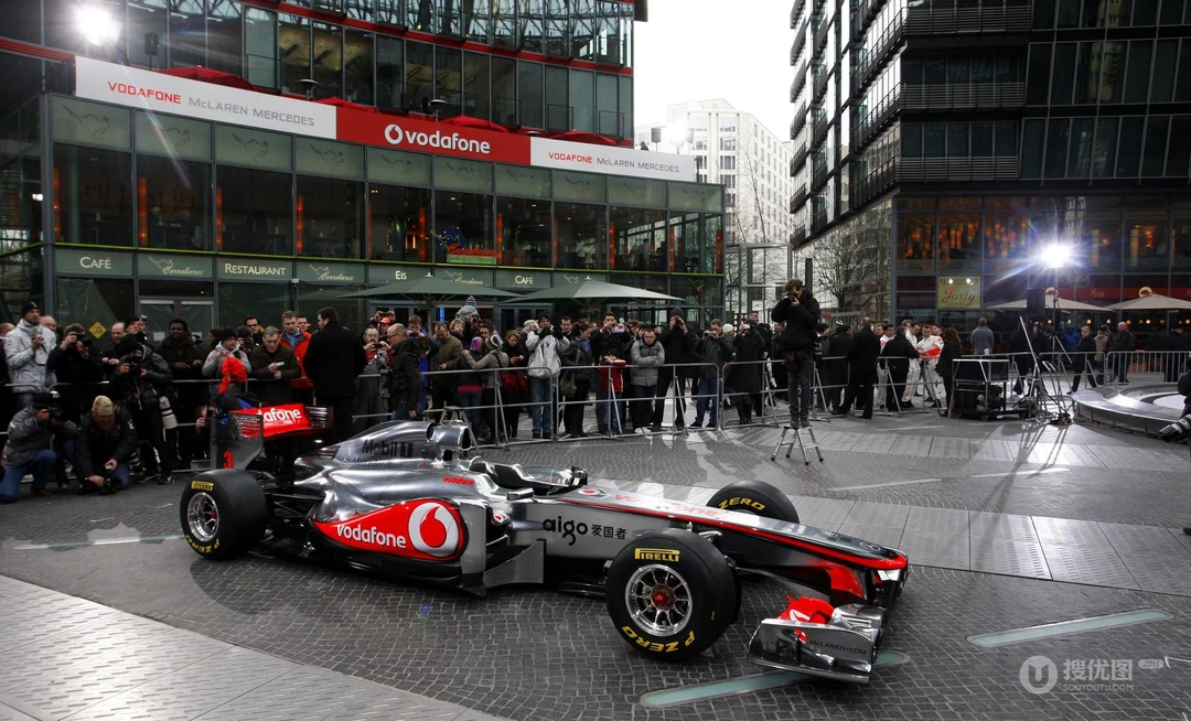 F1赛车展览吸引众人围观