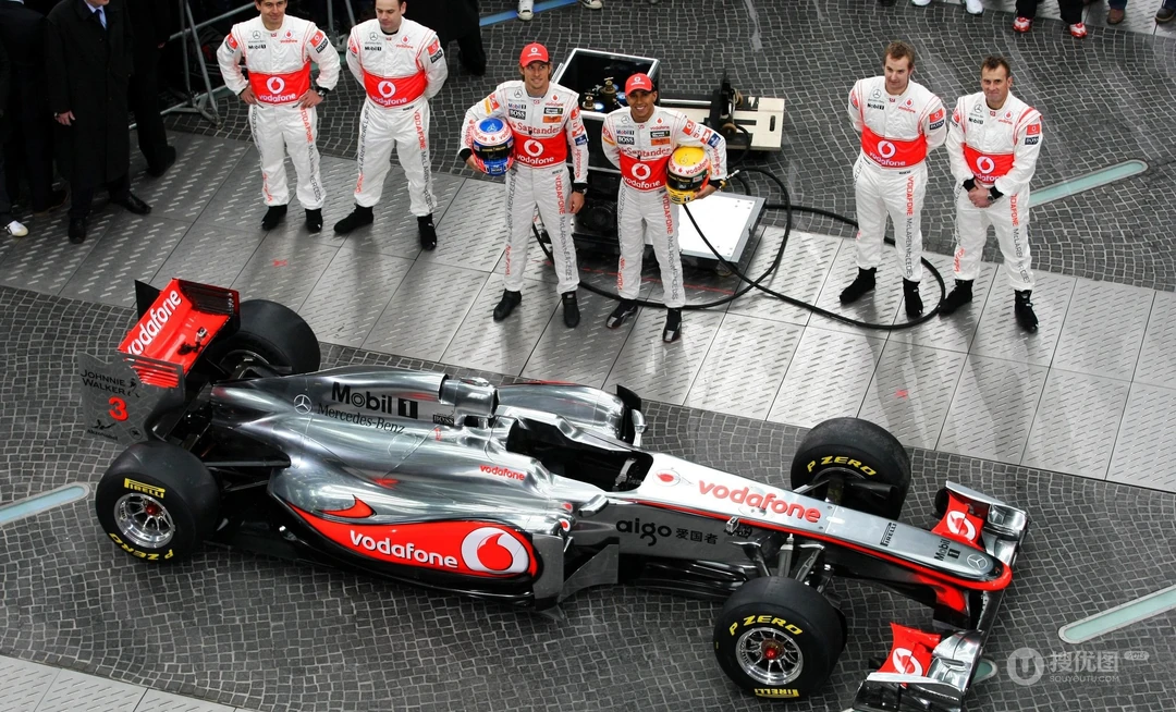 F1赛车展览吸引众人围观