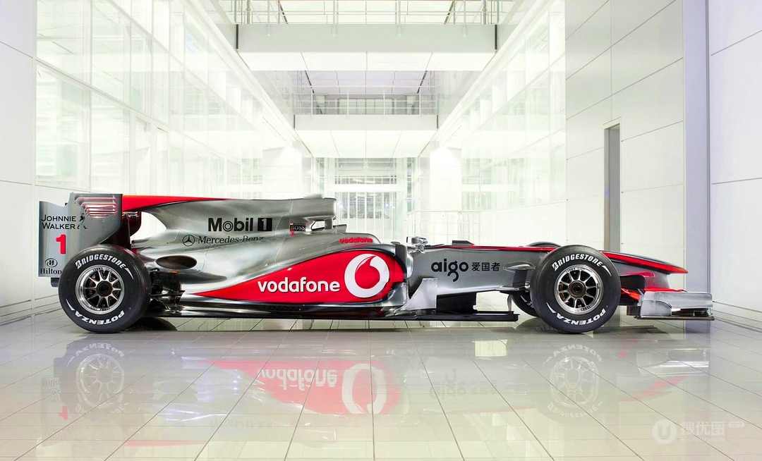 F1赛车展览吸引众人围观