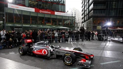 F1赛车展览吸引众人围观