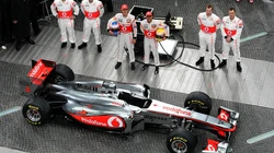 F1赛车展览吸引众人围观