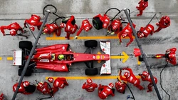 红黑F1赛车急速赛道高清壁纸系列