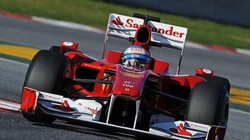 F1赛车赛道竞技中的高清壁纸桌面