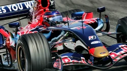 F1赛车赛道竞技中的高清壁纸桌面