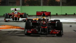 F1赛车赛道竞技中的高清壁纸桌面