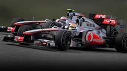 F1赛车赛道竞技中的高清壁纸桌面