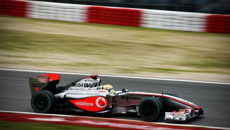 F1赛车赛道竞技中的高清壁纸桌面