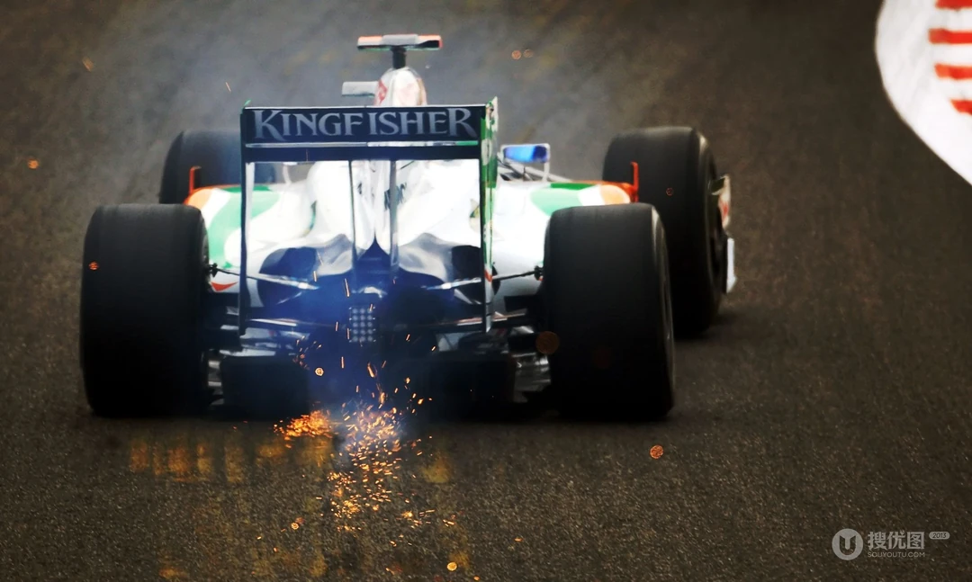 F1赛车赛道竞技中的高清壁纸桌面