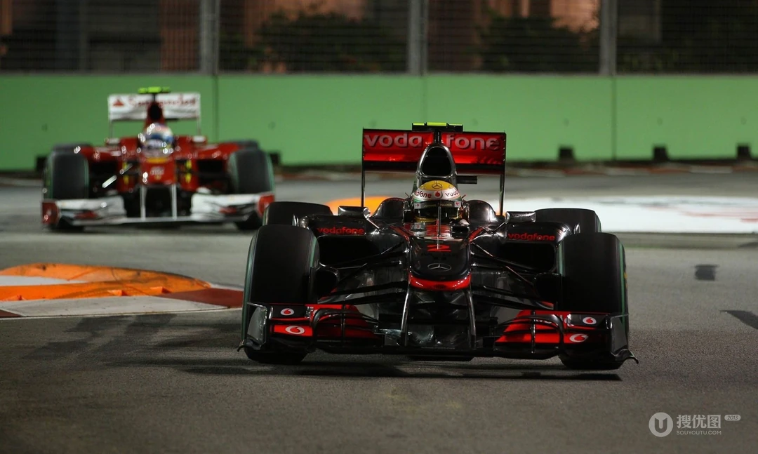 F1赛车赛道竞技中的高清壁纸桌面