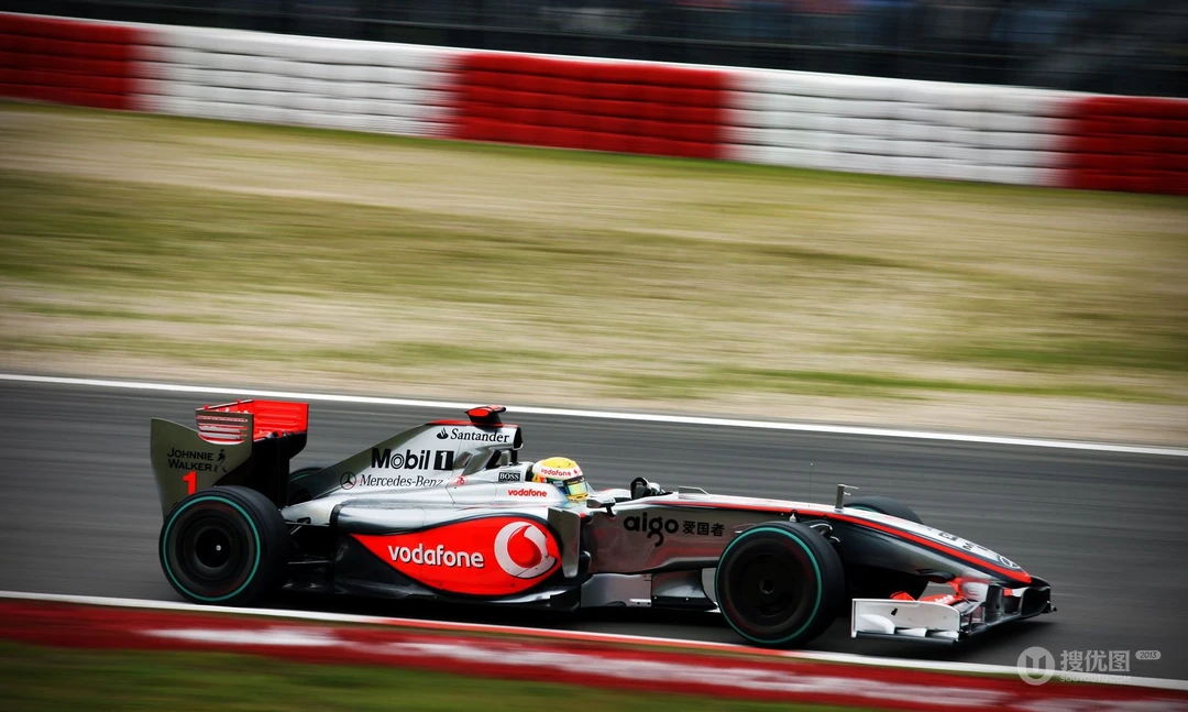 F1赛车赛道竞技中的高清壁纸桌面
