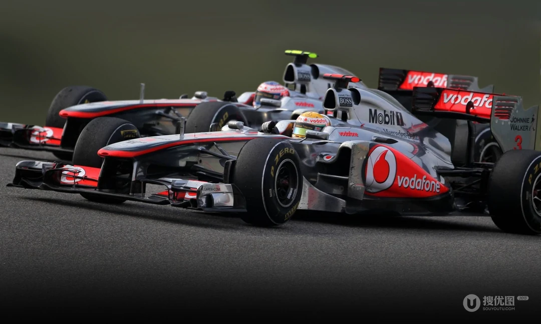 F1赛车赛道竞技中的高清壁纸桌面